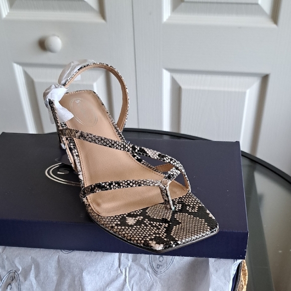 Elegant Black and White Sandals with Adjustable Straps - Picture 4 of 8